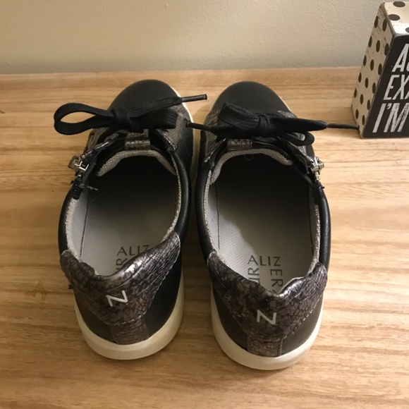 Black women’s sneakers - Picture 3 of 3